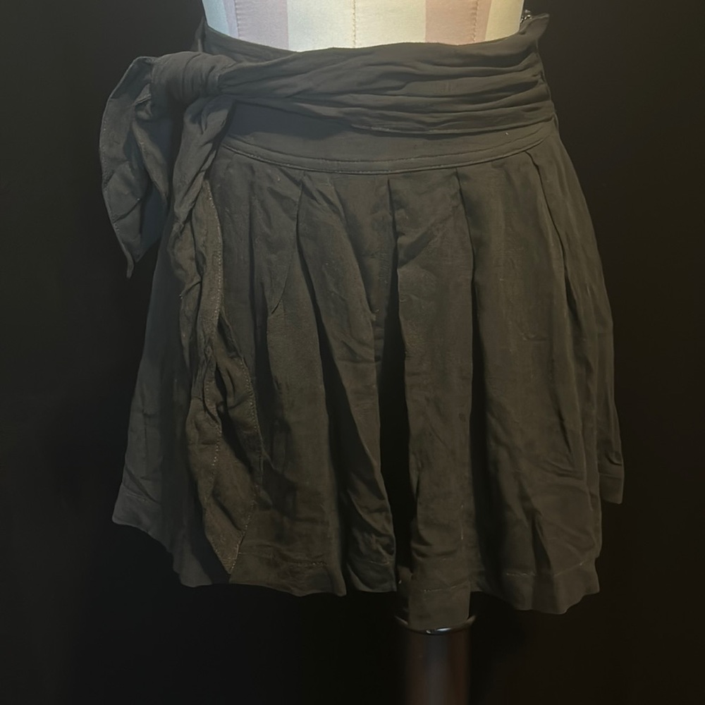 Black flowy short,
